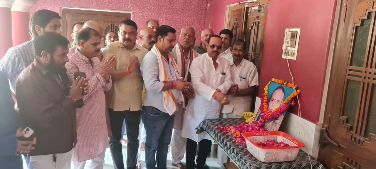 पुण्यतिथि पर डबडबाई आंखें, मां को अर्पित किए श्रद्धा के फूल