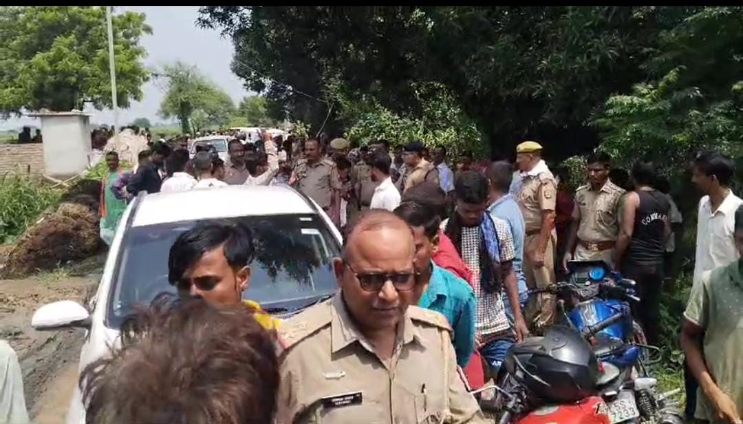 हत्या का आरोप लगाते हुए परिजनों ने तीन लोगों के खिलाफ दर्ज कराया मुकदमा