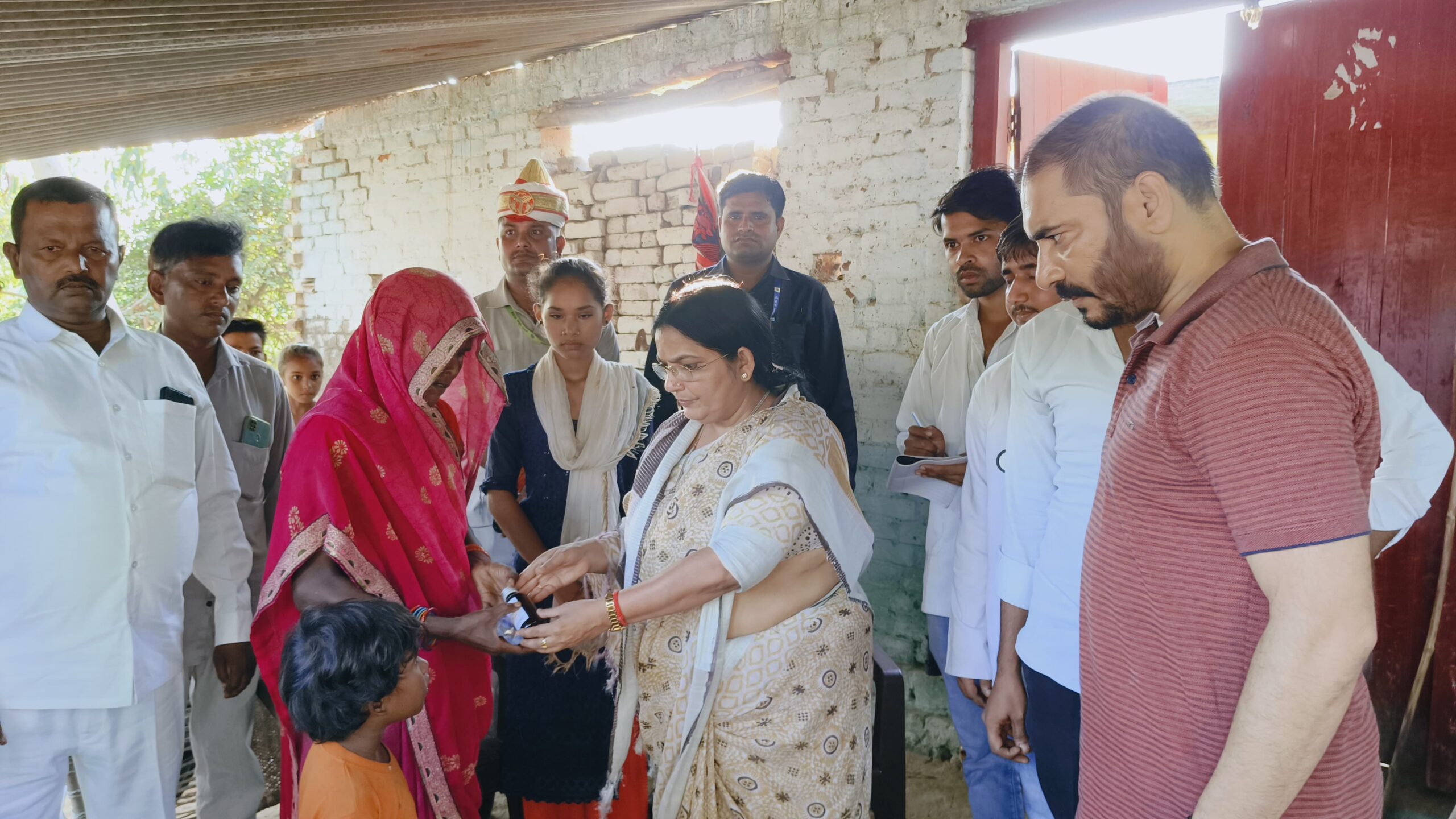 गांव पहुंचकर बाढ़ पीड़ितों को राज्य मंत्री ने वितरित की दवाएं