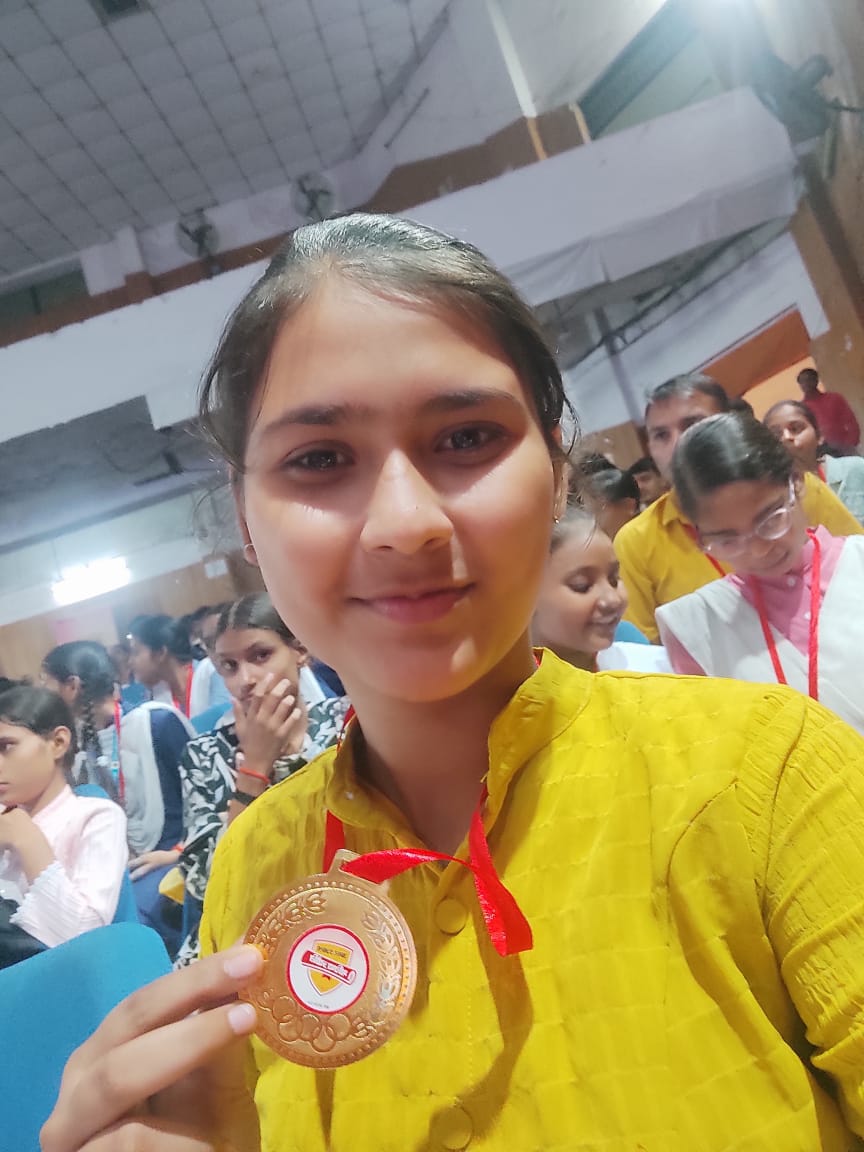भारतीय इण्टर कॉलेज की छात्रा प्रगति अवस्थी को डीएम ने किया सम्मानित