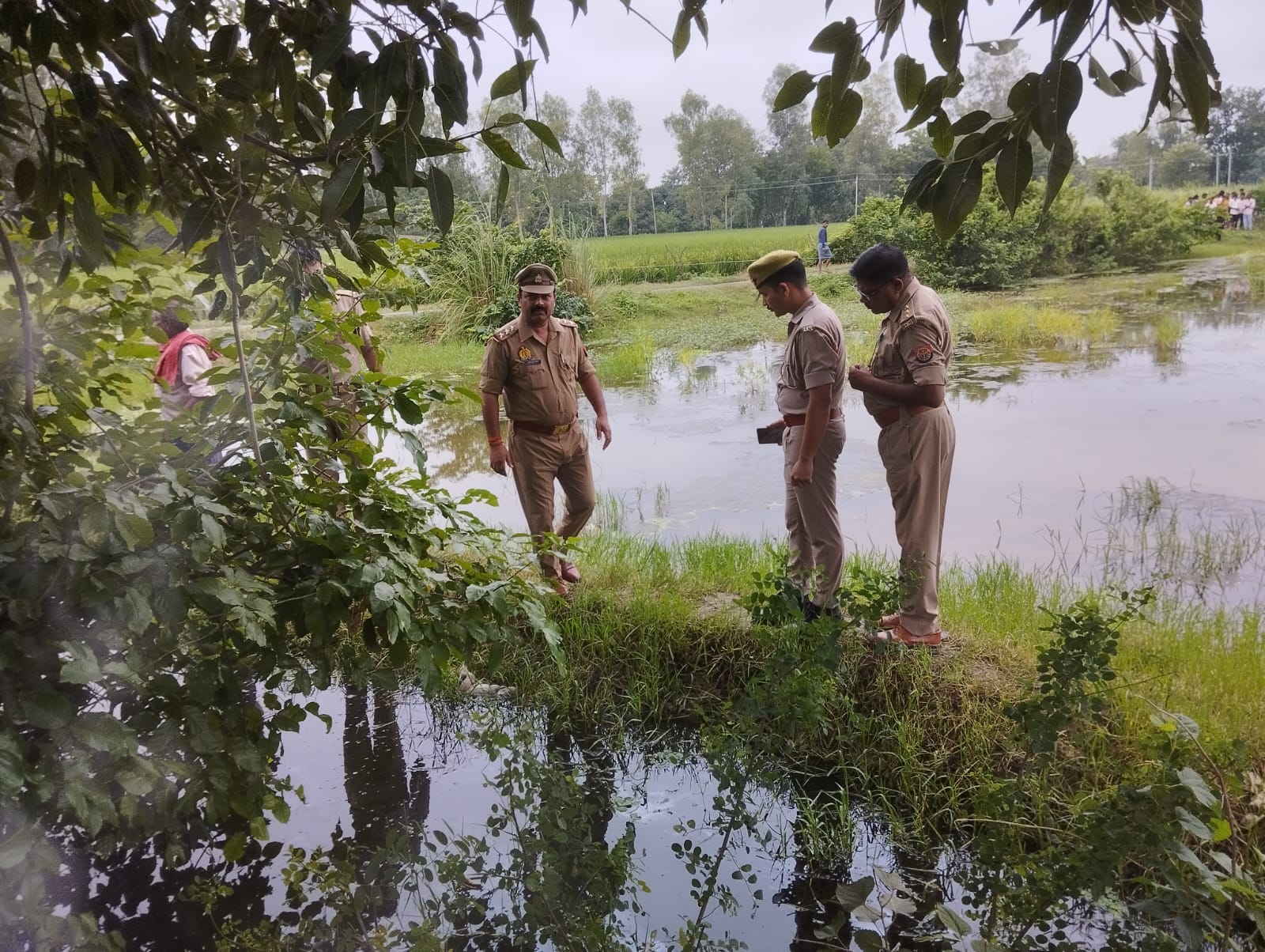 सड़क के किनारे खाई में पड़ा मिला नवजात शिशु का शव