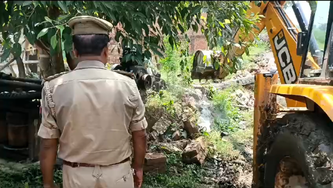 अमन हत्याकांड के मुख्य आरोपी रिजवान अली के निर्माणाधीन मकान पर चला बुलडोजर