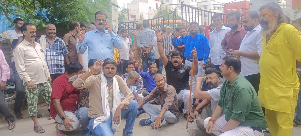 मेडिकल कॉलेज के सुरक्षाकर्मी ने पत्रकार के साथ अभद्रता करने से आक्रोशित पत्रकारों ने किया प्रदर्शन