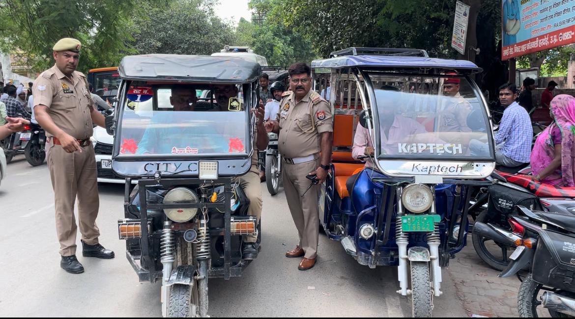 बिना निर्धारित रूट चल रहें 30 ई-रिक्शा सीज, जारी रहेगा अभियान, 15 अन्य वाहनो पर लगाया जुर्माना, जारी रहेगा अभियान