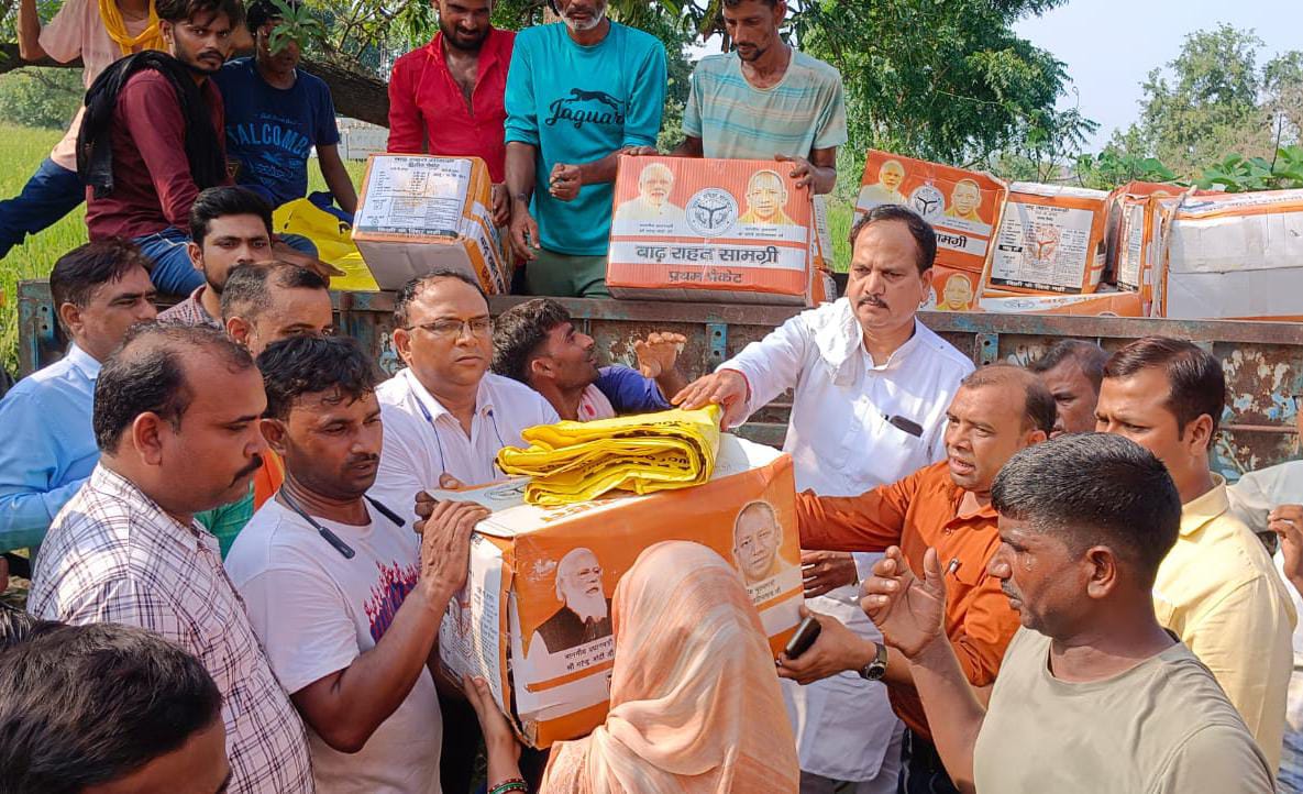 विधायक रानू सिंह ने बाढ़ पीड़ितों के बीच पहुंचकर वितरित की राहत सामग्री