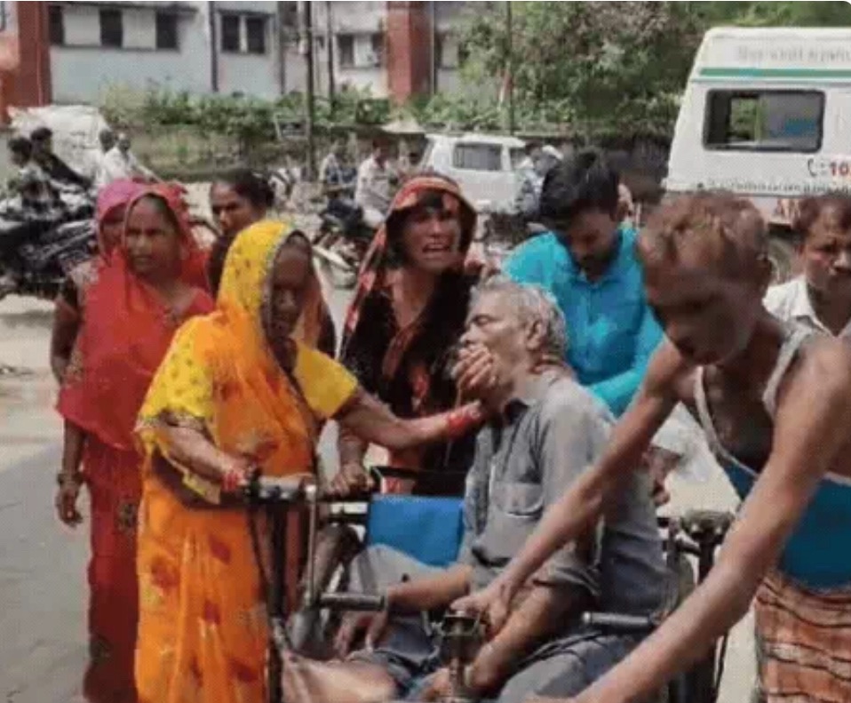 ट्राई साइकिल पर शव लेकर जाने का वीडियो वायरल, असुविधाओं की भेंट चढ़ा है हरदोई मेडिकल कॉलेज