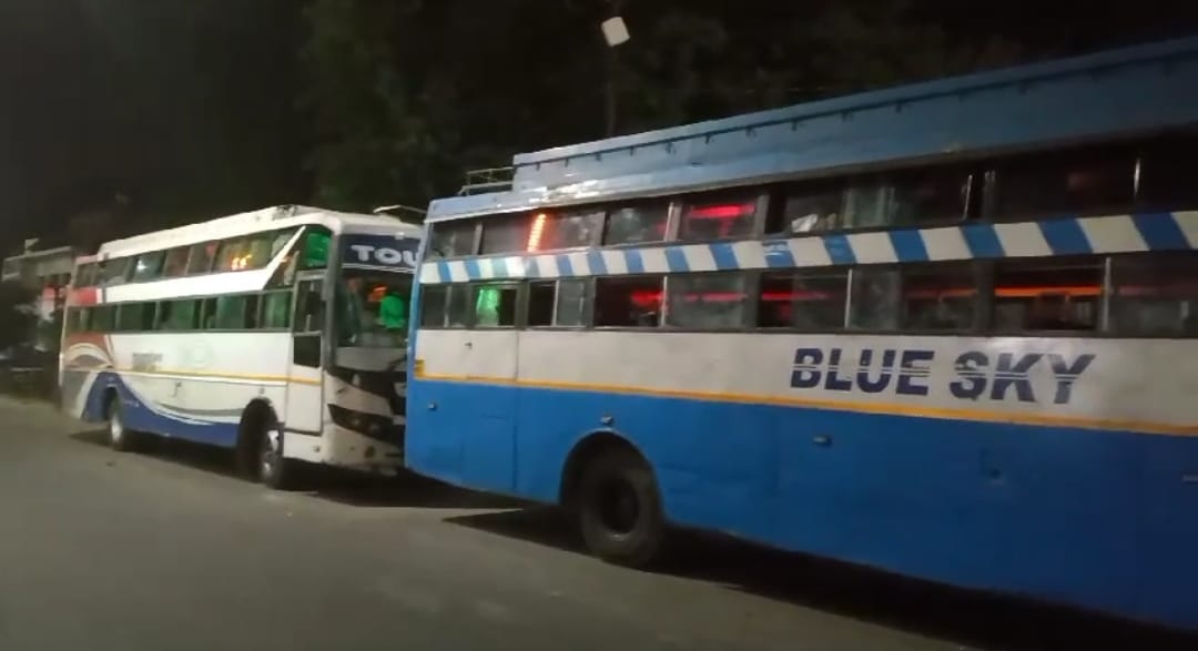 कोतवाली के सामने अवैध रूप से संचालित तीन डबल डेकर बसें पकड़कर सीज की गई