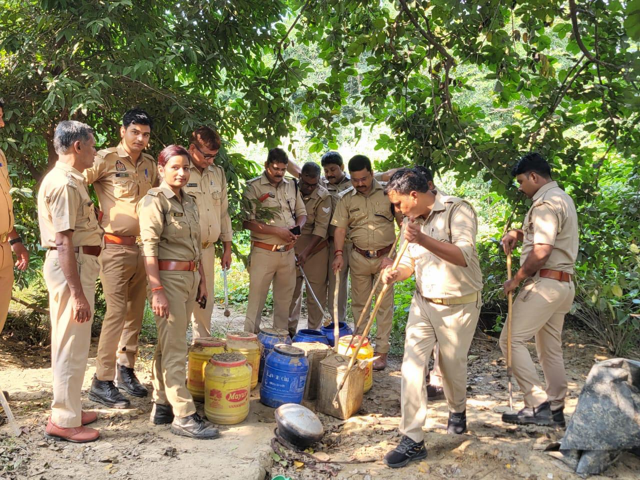 आबकारी एवं पुलिस की टीम ने अतरौली क्षेत्र में की छापेमारी, 95 लीटर कच्ची शराब जब्त कर 300 किलोग्राम लहन किया नष्ट