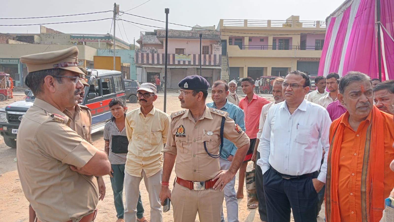 एसडीएम ने सीओ के साथ आतिशबाजी की दुकानों का किया निरीक्षण, अग्नि सुरक्षा के प्रबंध करने का दिया निर्देश