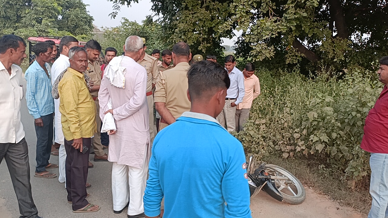 सड़क पर तड़पता रहा दुर्घटना में घायल बाइक चालक, मौत के बाद पहुंची एंबुलेंस, हेलमेट नहीं पहने था युवक, पूर्व बीजेपी जिलाध्यक्ष ने किया बचाने का प्रयास