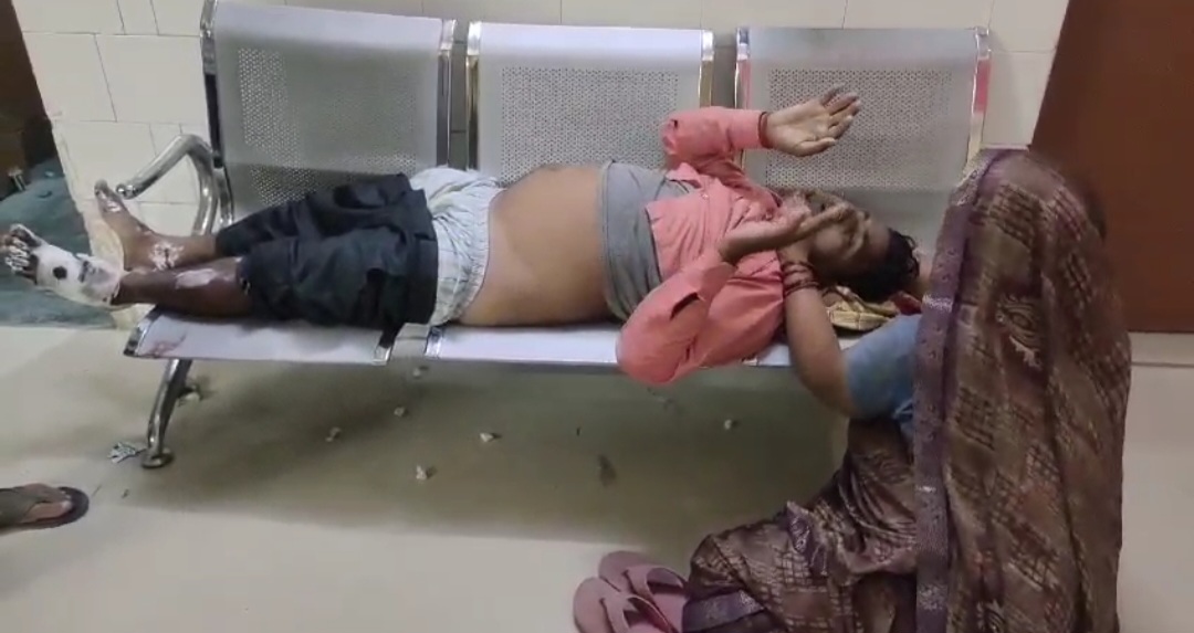तेज रफ्तार कार ने बाइक में मारी जोरदार टक्कर, बाइक सवार महिला की मौत, पति और बेटा गंभीर रूप से जख्मी