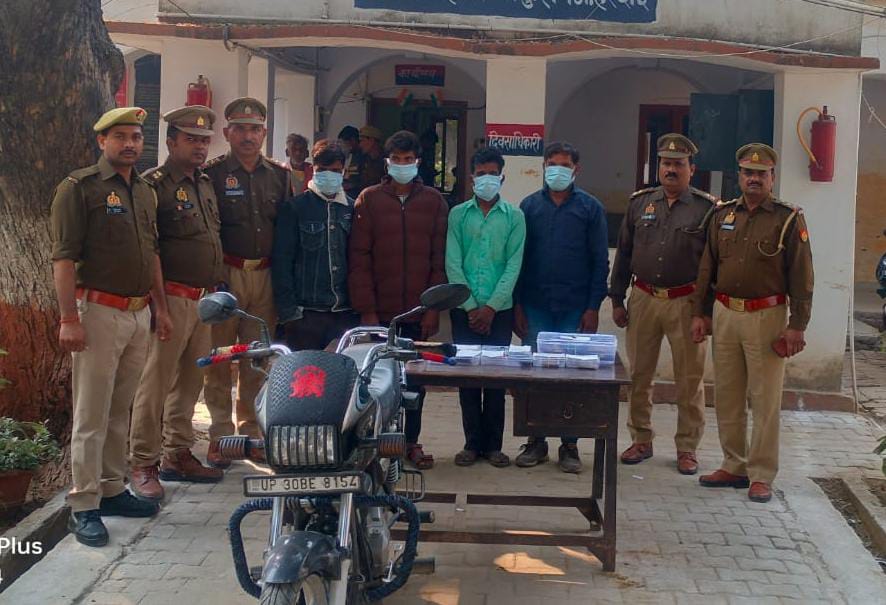 पुलिस ने चार लुटेरों को किया गिरफ्तारलूट का मोबाइल और नगदी बरामद