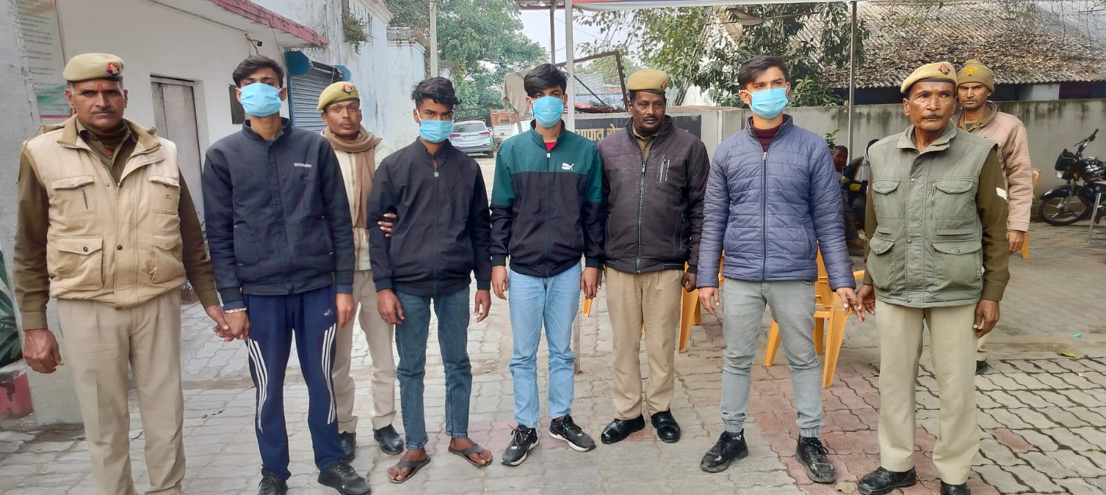 पुलिस हिरासत में हमलावरों ने दुकानदार के गले पर किया वार,पुलिस ने चारों हमलावरों को हिरासत में लिया