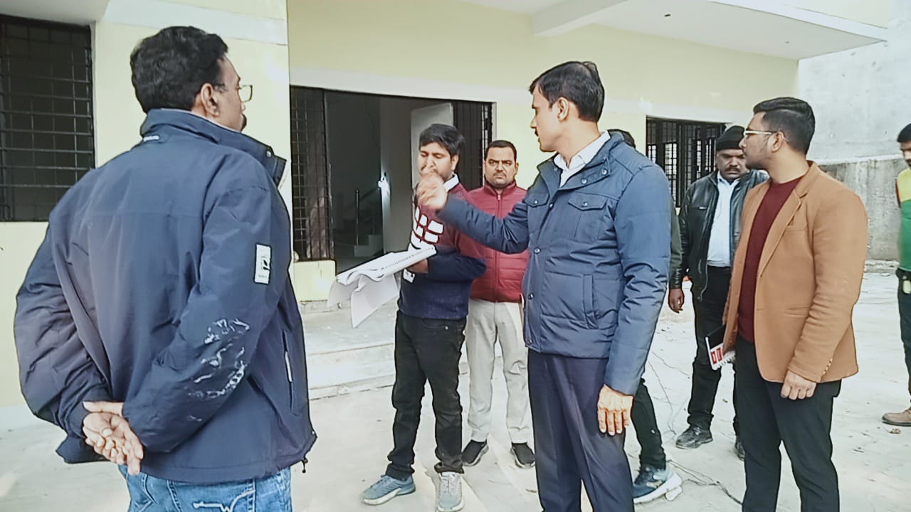 डीएम ने किया निर्माणाधीन रैन बसेरे का निरीक्षण,20 जनवरी तक पूर्ण करने के निर्देश दिए