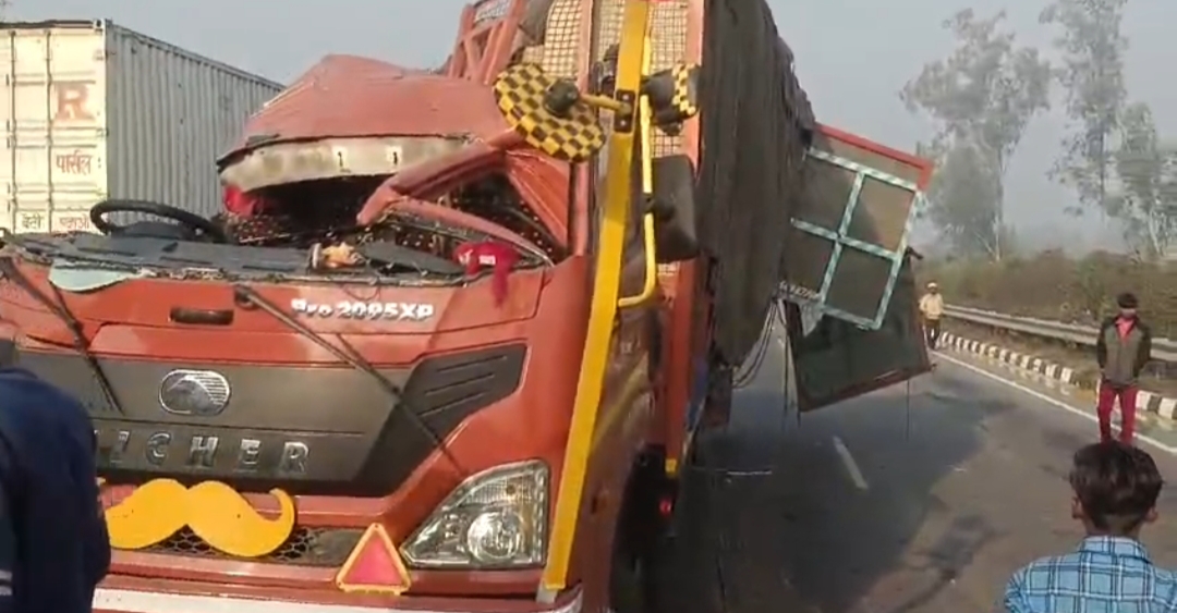 ट्रक में पीछे से भिड़ी डीसीएम, चालक हुआ घायल,डीसीएम से गिरे अंडों को लोगों ने लूटा