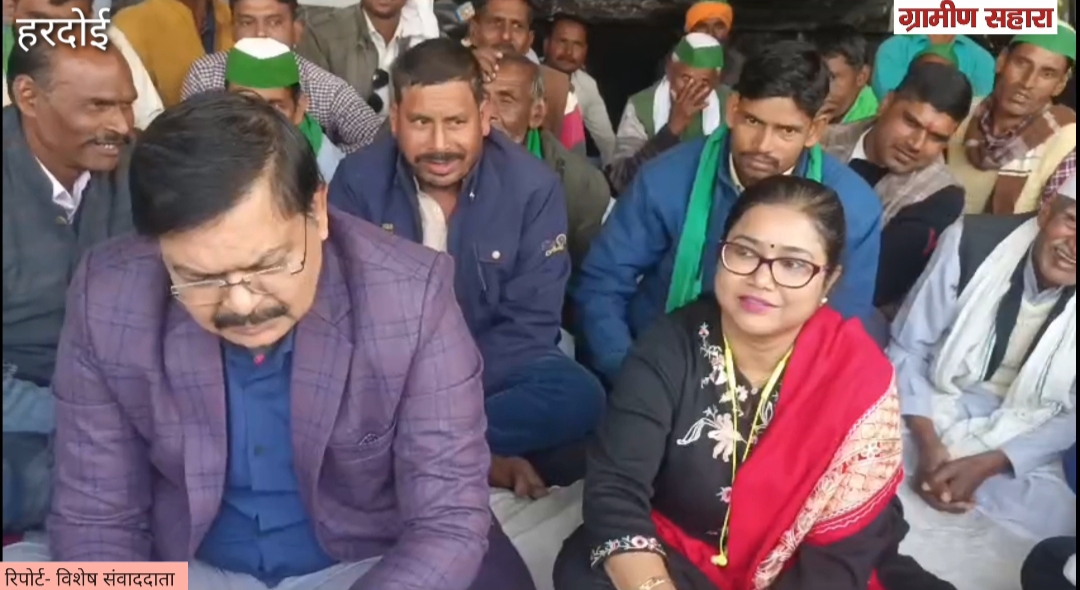 पिहानी के जतन गंज पुल के नीचे चल रहे भाकियू के धरने में पहुंची एडीएम प्रियंका सिंह