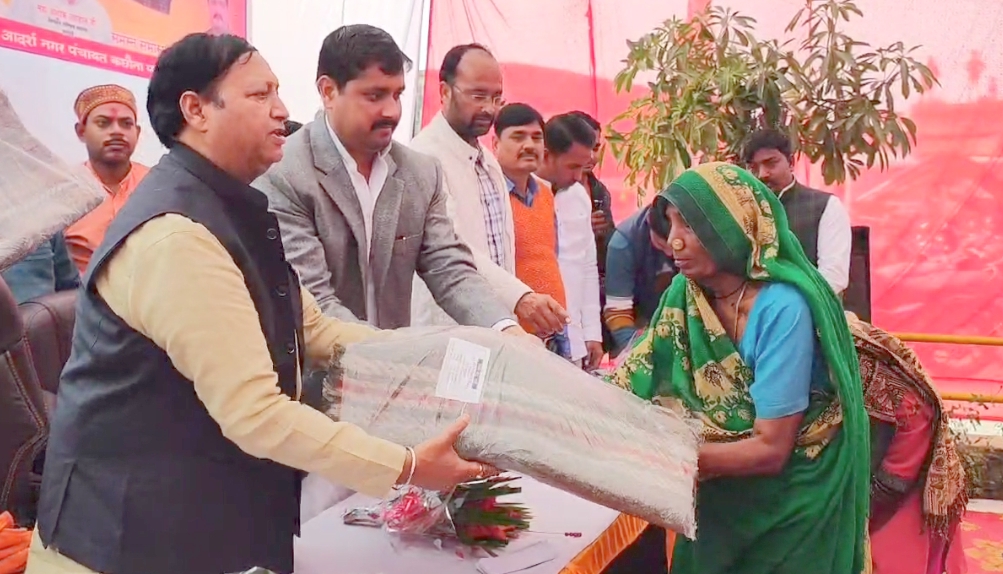कछौना ब्लॉक सभागार एवं नगर पंचायत में MLC अशोक अग्रवाल ने जरूरतमंदों को बांटे कंबल