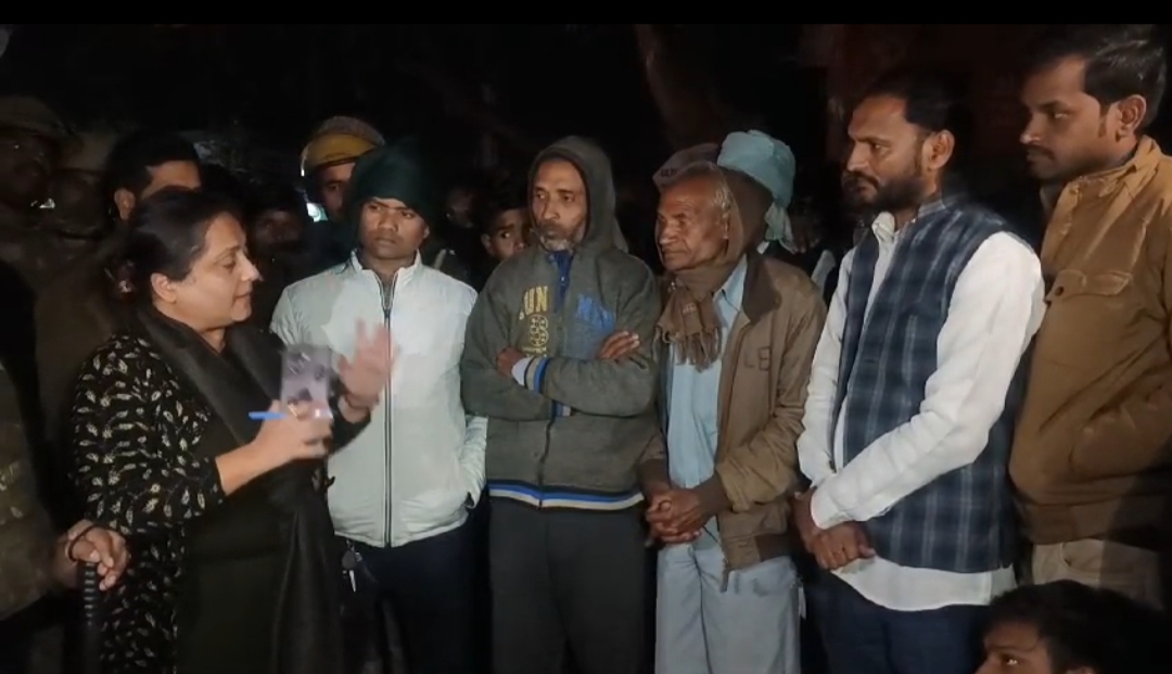  सड़क पर शव रखकर किया हंगामा ,मुआवजे में मांगे 50 लाख व नौकरी 