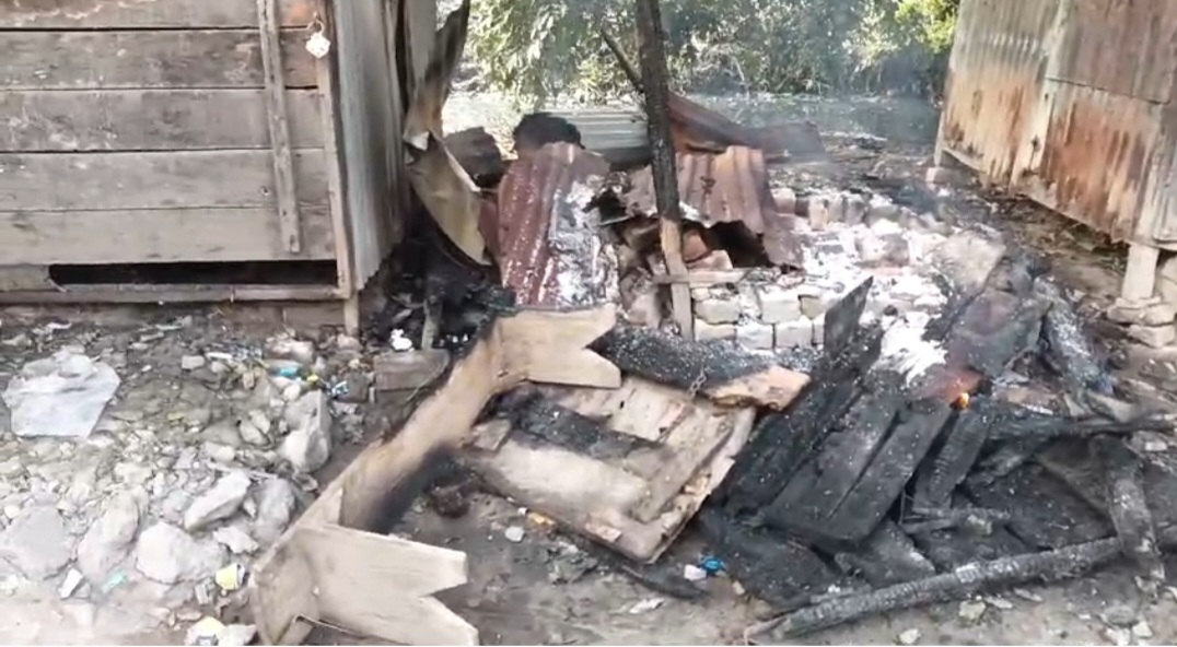 लकड़ी की दो गुमटियों में लगी आग, दोनों गुमटियां जलकर राख