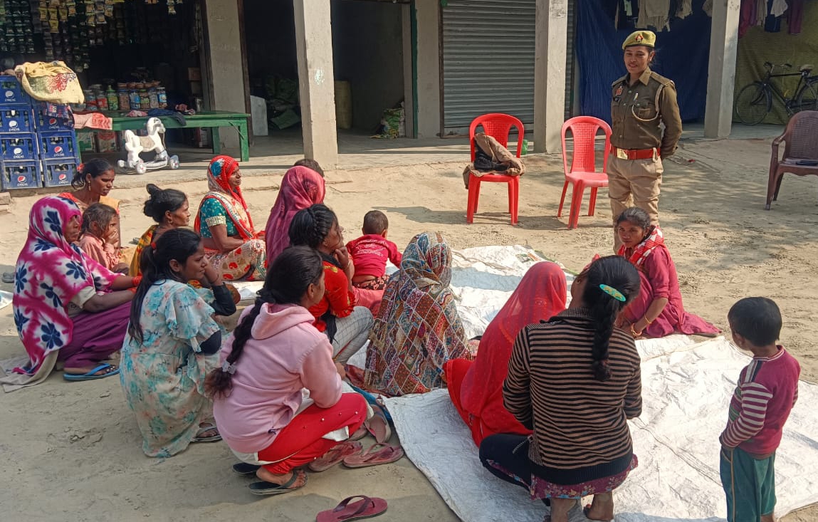 महिला आरक्षी ने मिशन शक्ति के तहत महिलाओं को किया जागरूक