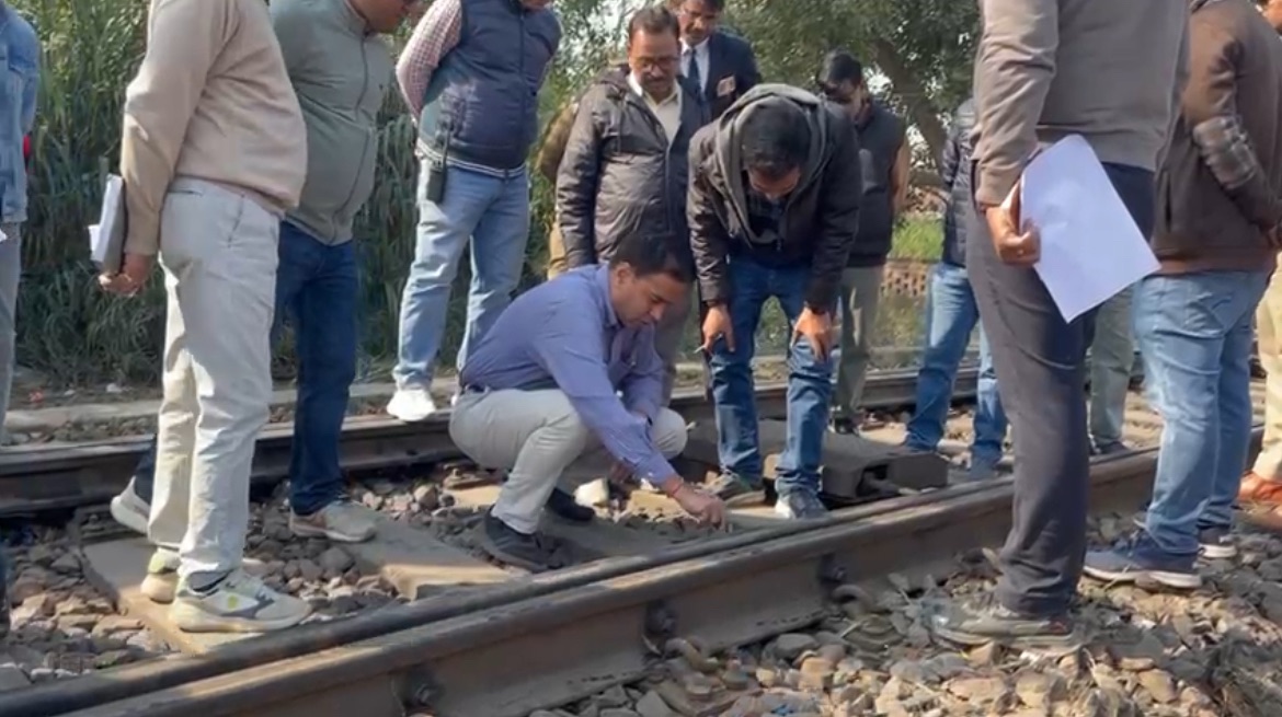 डीआरएम ने ट्रैक पर बैठ जाँचे पॉइंट, संरक्षा को बहतर बनाने के निर्देश, स्टेशन निर्माण में लगेगा समय