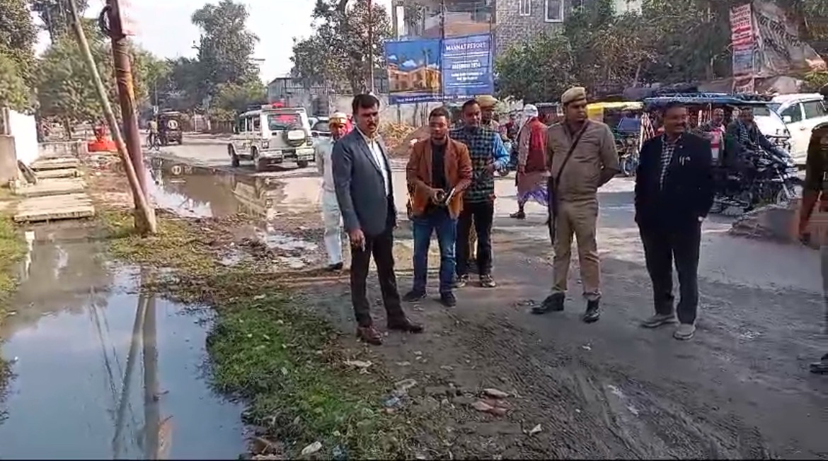जिलाधिकारी ने नघेटा रोड व आवास विकास कॉलोनी का किया निरीक्षण, खामिया मिलने पर लगाई फटकार