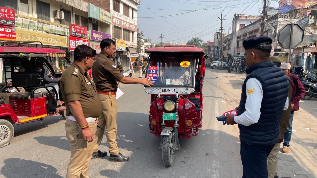 मानकों की अनदेखी करने पर ई-रिक्शा चालकों पर हुई कार्यवाही, 50 ई-रिक्शा हुए सीज