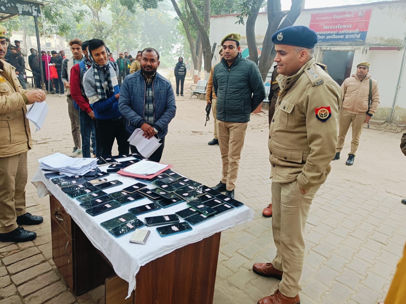 हरदोई पुलिस ने 3 महीनों में गुम हुए मोबाइल फ़ोन किए बरामद, 15 लाख बताई गई क़ीमत, मोबाइल स्वामियों ने आभार किया व्यक्त