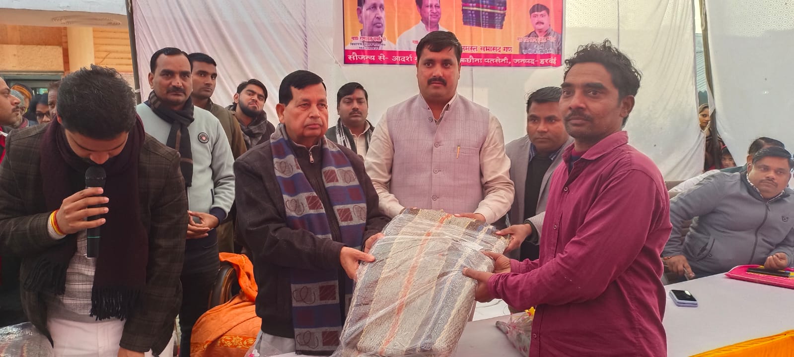 विधायक एवं अध्यक्ष ने कछौना नगर पंचायत में शीत लहर व ठंड से बचाव के लिए जरूरतमंदों को कम्बल दिए