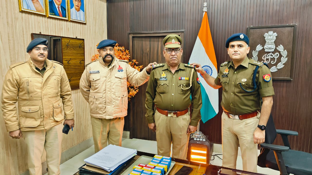 एसपी दो पुलिसकर्मियों के पदोन्नति होने पर स्टार लगाकर शुभकामनाएं दीं 