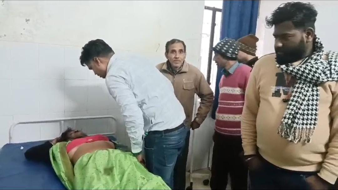तेज रफ्तार ट्रक की टक्कर से ई रिक्शा सवार तीन घायल