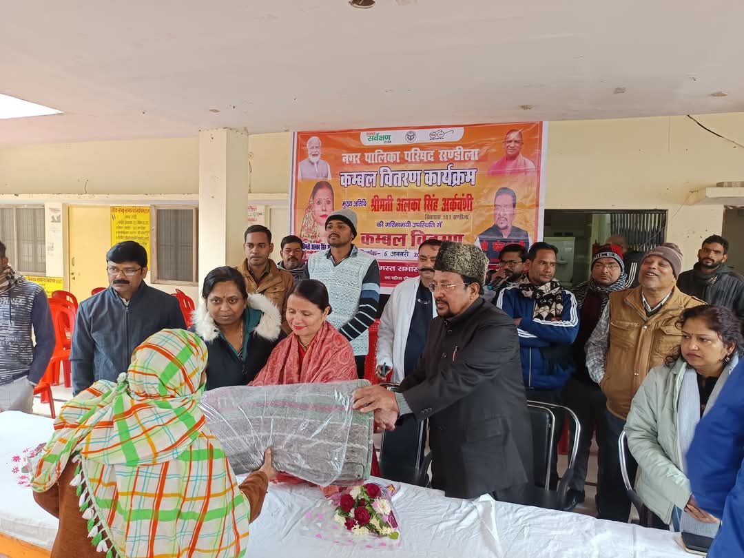 विधायक एवं पालिका अध्यक्ष ने जरूरतमंदों को दिए कंबल 