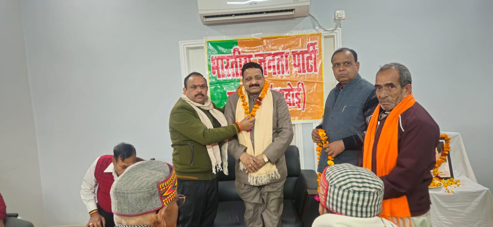 पीडब्ल्यूडी गेस्ट हाउस में संविधान गौरव अभियान की बैठक संपन्न, जिला उपाध्यक्ष बतौर मुख्य अतिथि रहे मौजूद