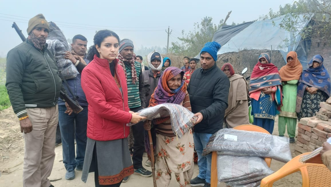 एसडीएम ने जरूरतमंदों को कंबल वितरित किए