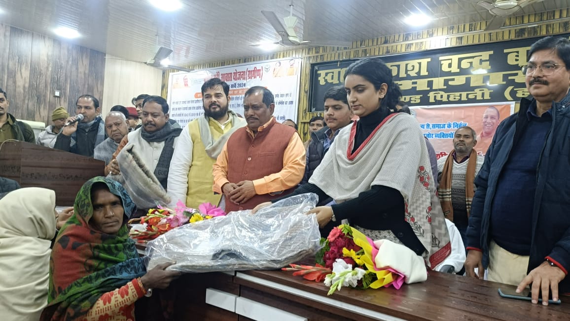 ब्लाक में एसडीएम और विधायक ने कंबल वितरण किया