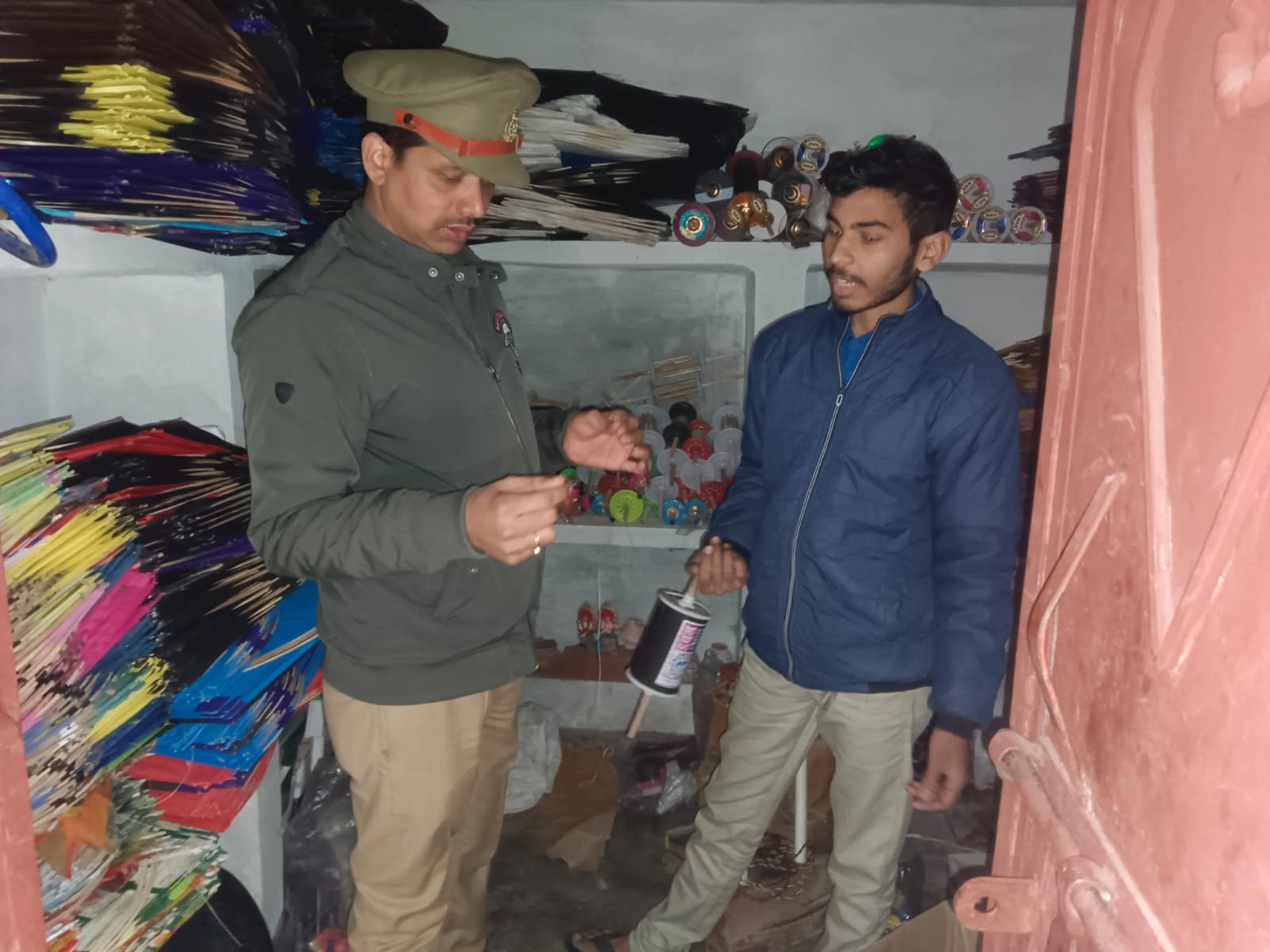 चाइनीज मांझा विक्रेता के यहां चेकिंग अभियान चलाया गया