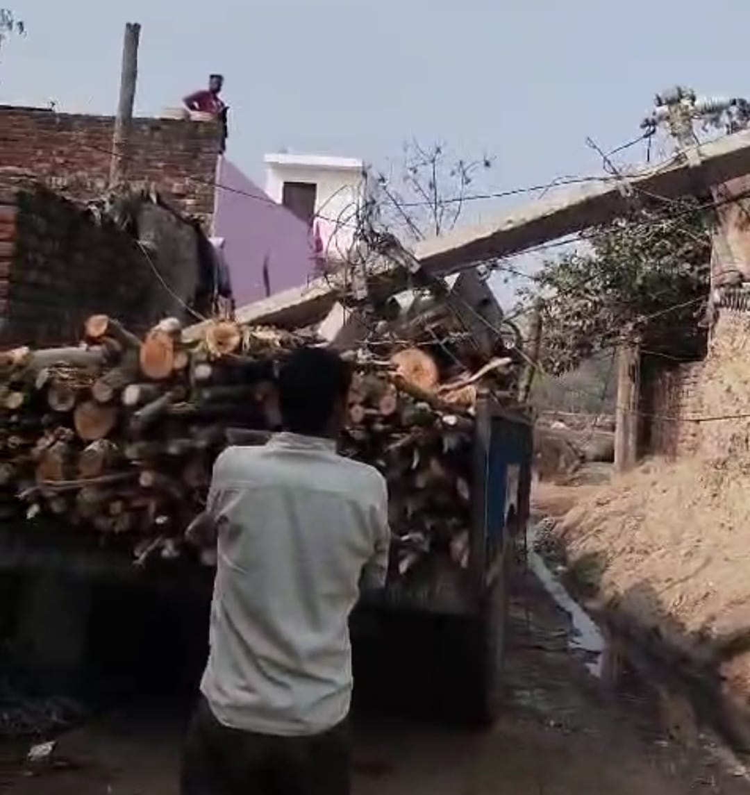 ट्रैक्टर ट्राली से टूटा बिजली का पोल मकान पर गिरा, पोल टूटने से बाल बाल बचे परिवार के सदस्य