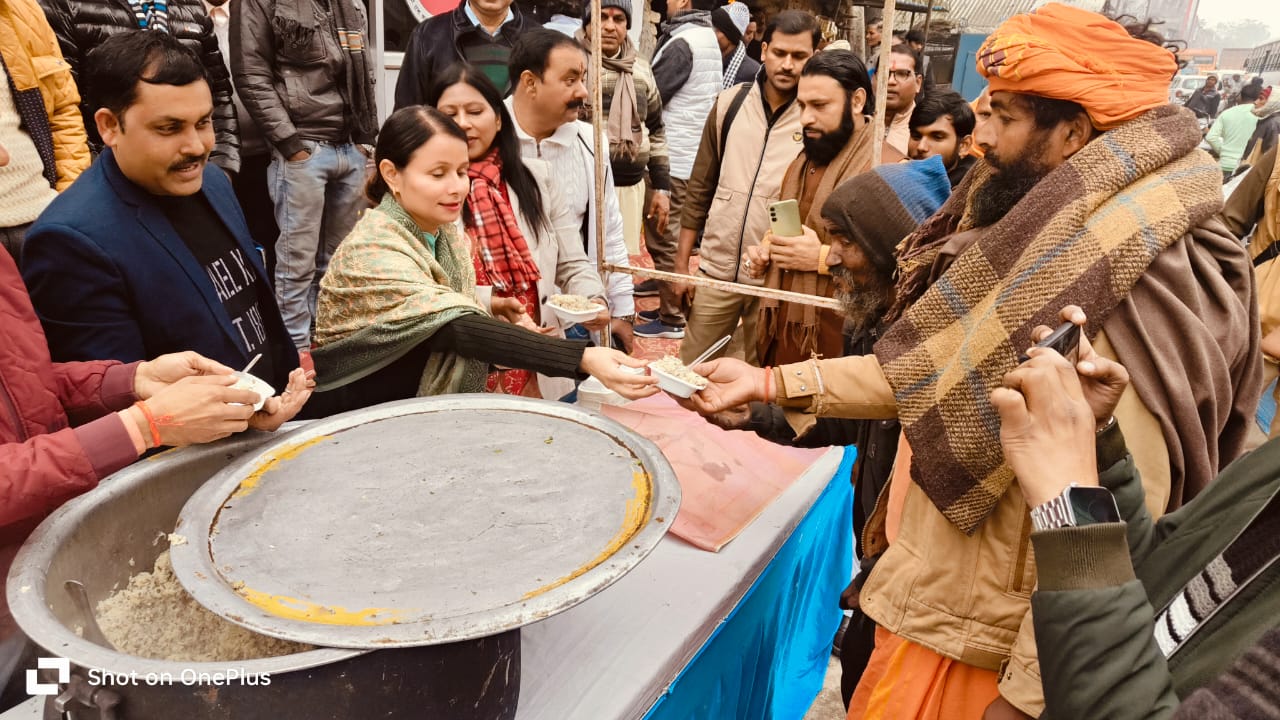 संडीला प्रेस क्लब द्वारा खिचड़ी भोज का आयोजन
