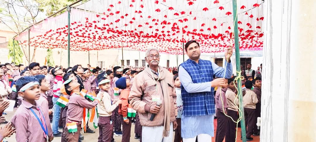 न्यू हाइट एजुकेशनल एकेडमी मटियामऊ में प्रधान रियाज अहमद ने फहराया तिरंगा