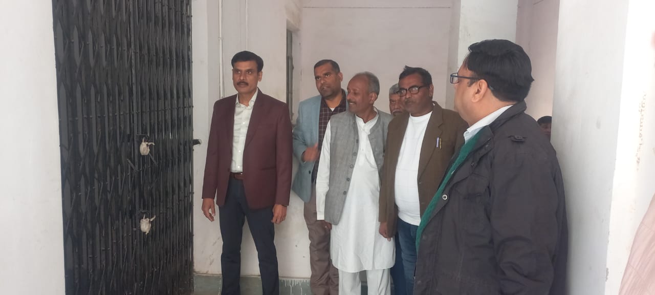 डीएम ने राजनीतिक दलों के प्रतिनिधियों साथ ईवीएम व वीवीपैट वेयरहाउस का निरीक्षण किया