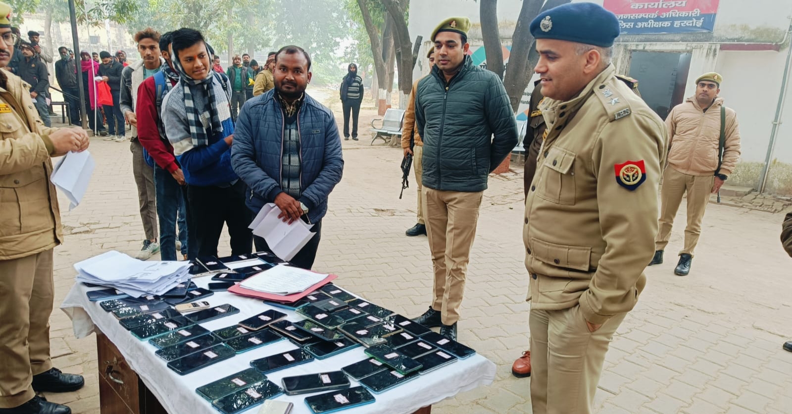 रिजर्व पुलिस लाइन में सर्विलांस सेल द्वारा करीब 15 लाख कीमत के गुमशुदा 88 मोबाइल ढूंढकर स्वामियों को सौंपे