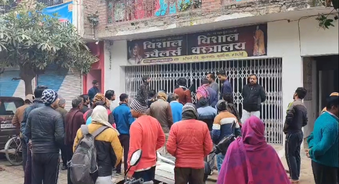 ज्वैलर्स की दुकान का चैनल व शटर तोड़कर चोर 150 ग्राम सोना और 40 किलो चांदी चोरी कर ले गए