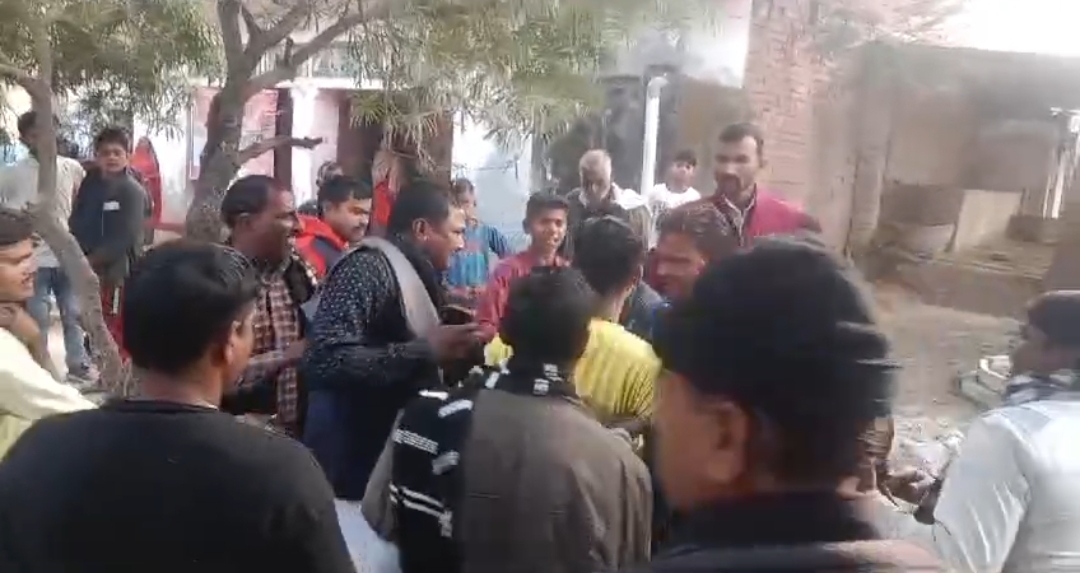 अतरौली के सुरजापुर में पुलिस की मौजूदगी में बिजली विभाग की टीम पर हमला,कर्मियों ने थाने में दी तहरीर 