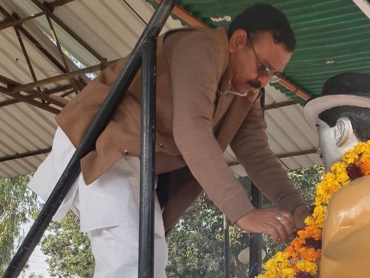 नगर पालिका में अध्यक्ष मधुर ने फहराया तिरंगा, किया शहीदों को नमन