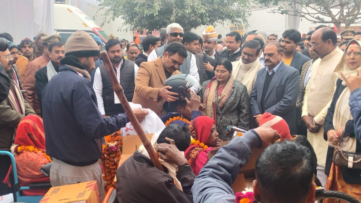 लोकतंत्र सेनानी की पुण्य तिथि पर प्रभारी मंत्री ट्राई साईकिल एवं बीज वितरण कार्यक्रम में हुए शामिल, उत्तर प्रदेश कैरियर मार्गदर्शन नामक पुस्तक का विमोचन