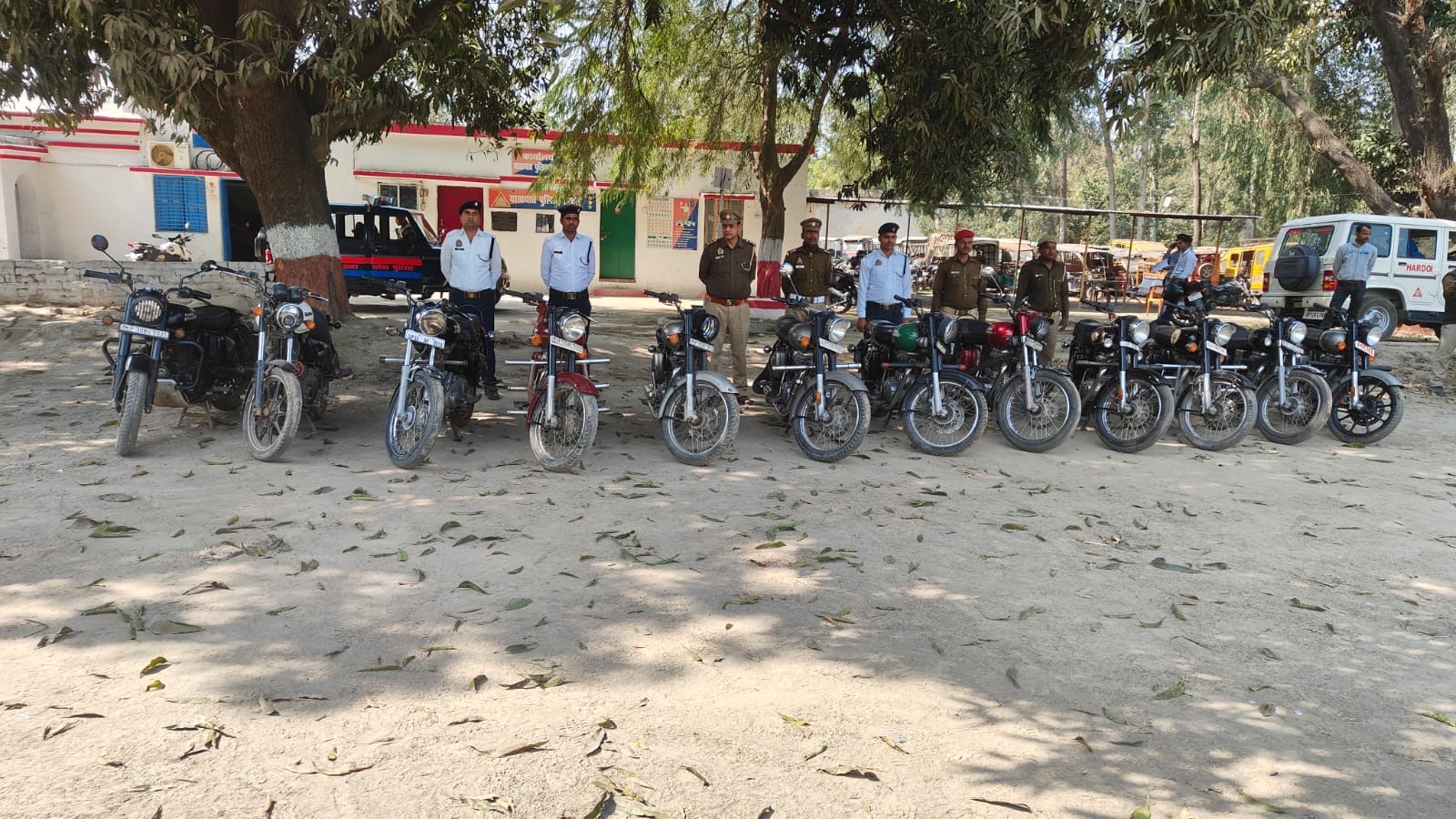 हरदोई में यातायात पुलिस ने की बड़ी कार्यवाही, मॉडिफाइड साइलेंसर लगी बुलेटो को किया सीज