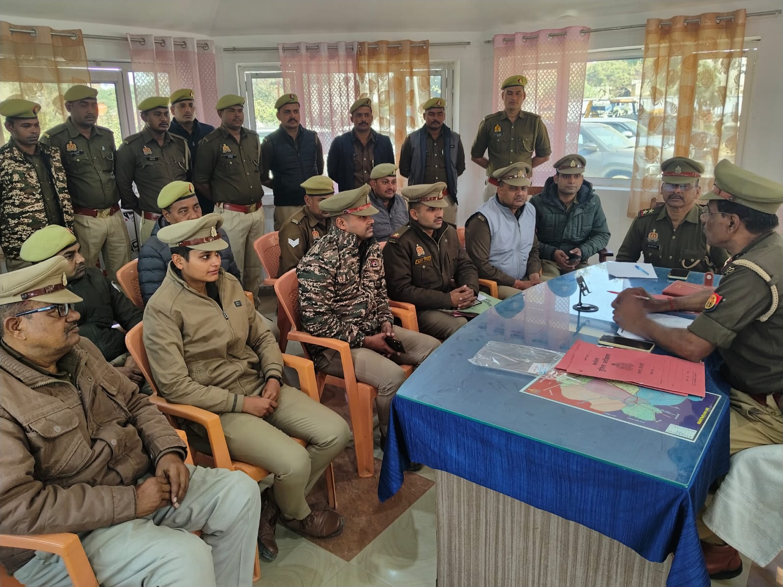 पिहानी कोतवाली का चार्ज लेने के बाद प्रभारी निरीक्षक ने समीक्षा बैठक की