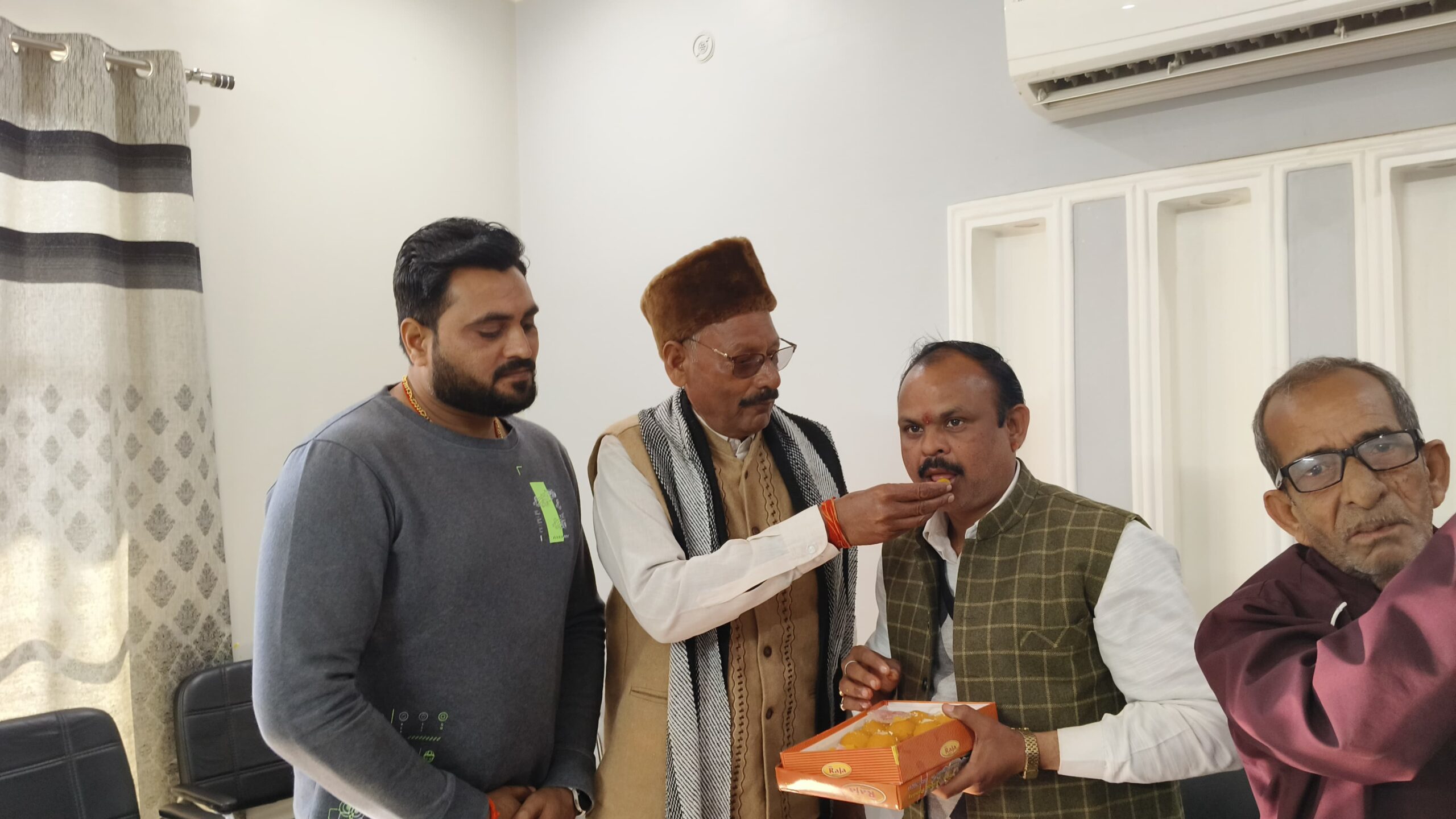 दिल्ली और मिल्कीपुर में जीत के बाद भाजपा कार्यकर्ताओं ने जश्न मनाकर एक दूसरे का मुंह मीठा किया