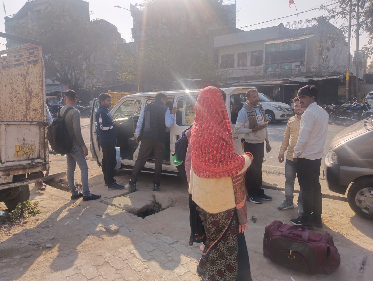 लग्जरी कारों से ढोई जा रहीं सवारियां,ठूंस-ठूंसकर बैठाते
