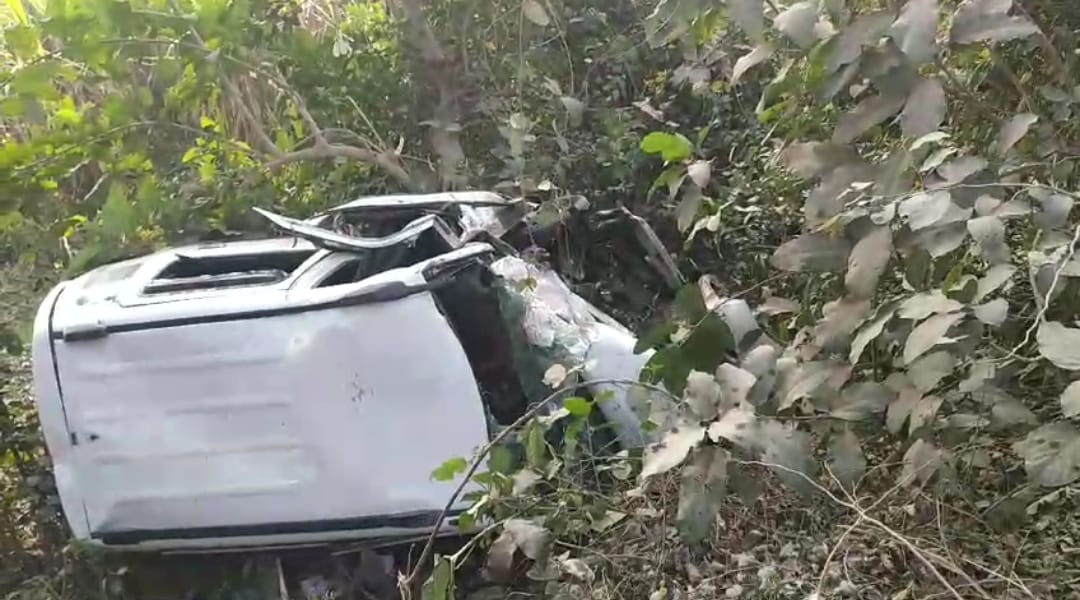 तेज रफ्तार ट्रैक्टर ट्राली से टकराकर कार खाई में पलटी, मां बेटे की मौत